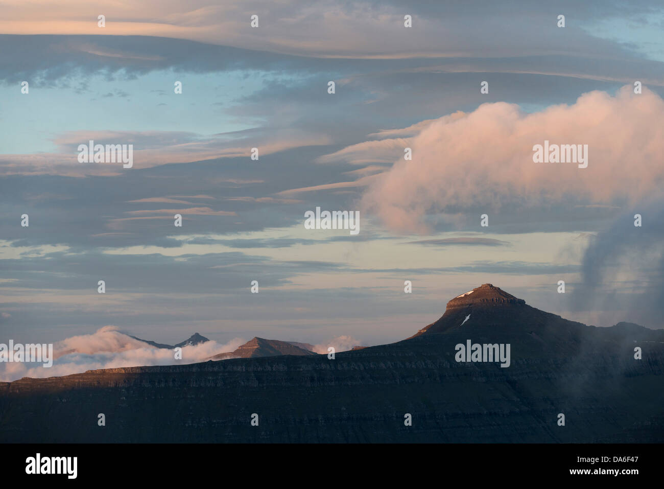 Paysage de montagne dans la lumière du soir avec un ciel nuageux Banque D'Images Paysage de montagne dans la lumière du soir avec un ciel nuageux Banque D'Images