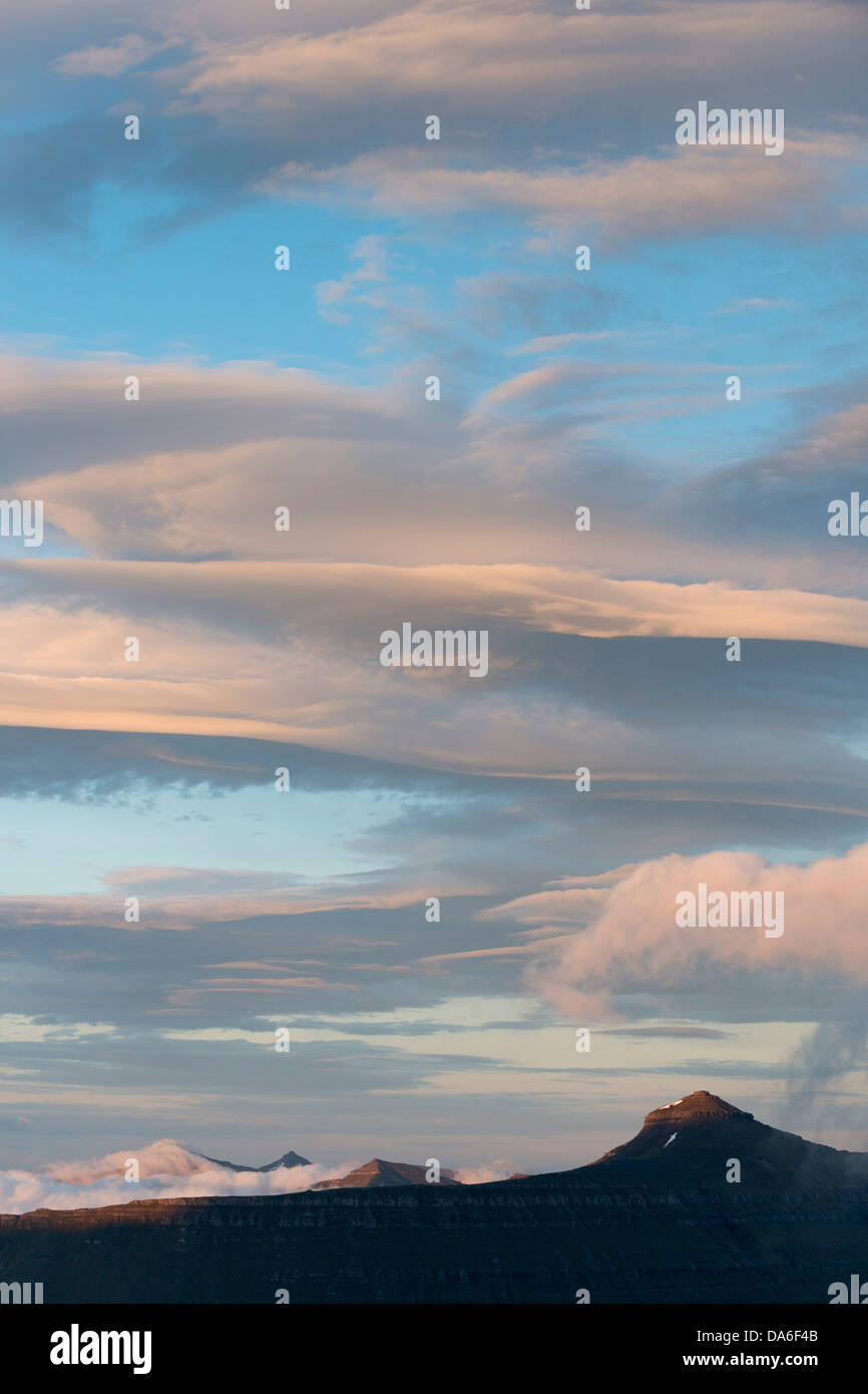 Paysage de montagne dans la lumière du soir avec un ciel nuageux Banque D'Images Paysage de montagne dans la lumière du soir avec un ciel nuageux Banque D'Images