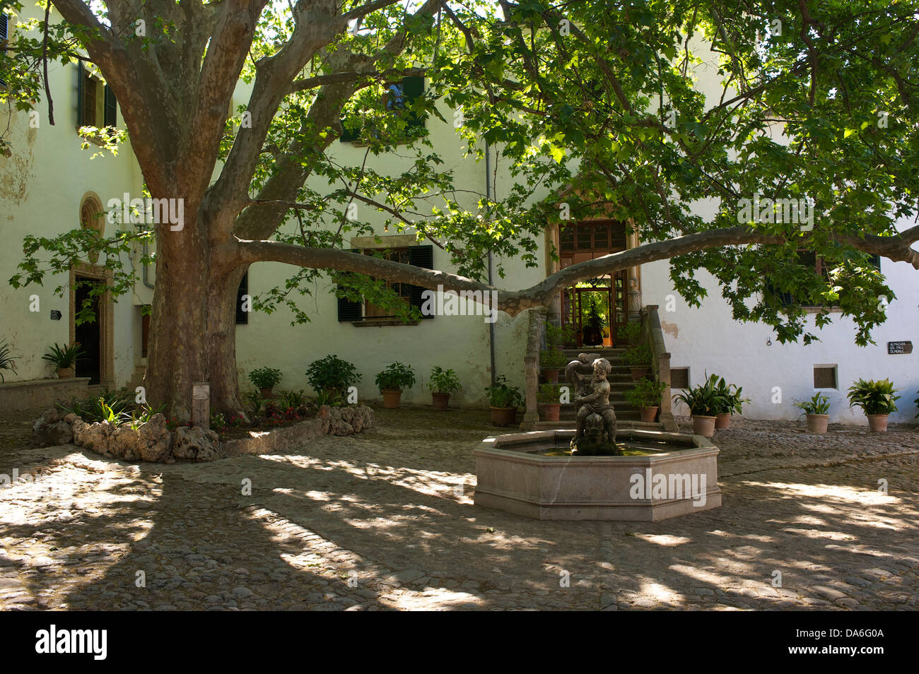 Cour intérieure avec une fontaine, jardins de Alfabia Banque D'Images