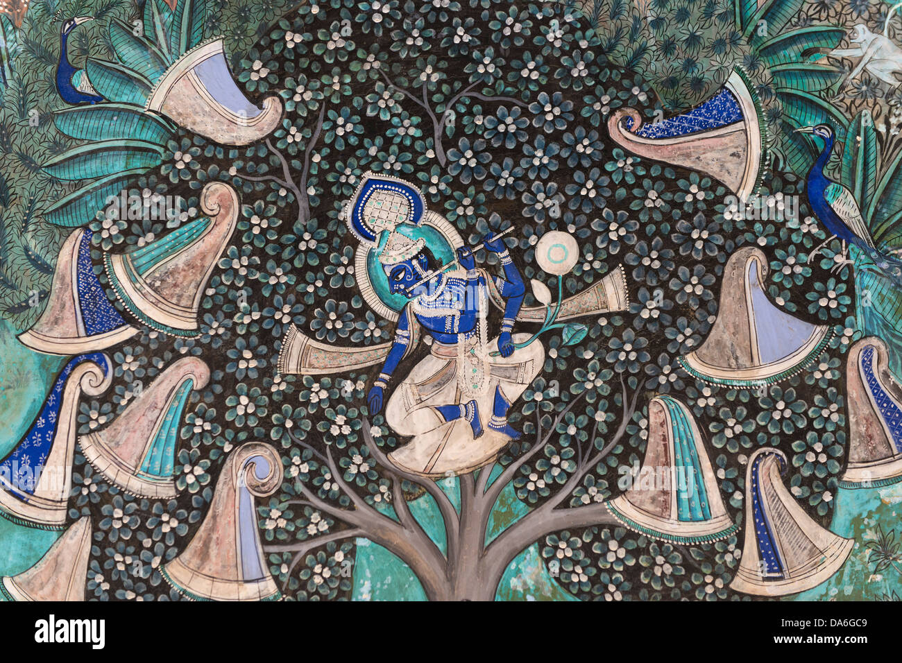 Dieu Krishna jouant sur sa flûte après qu'il a caché les vêtements du berger in a tree, ou peinture murale Banque D'Images