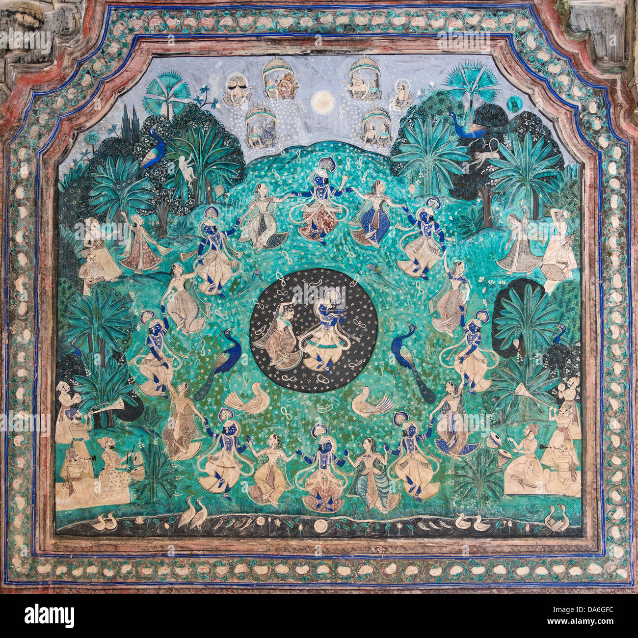 Dieu Krishna et les Gopis ou filles berger d'effectuer la Rasa Lila, danse ou peinture murale fresque peinte avec Banque D'Images