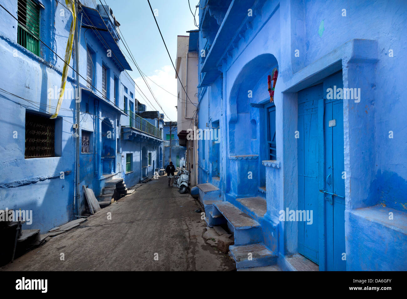 Ruelle avec ses maisons bleues Banque D'Images