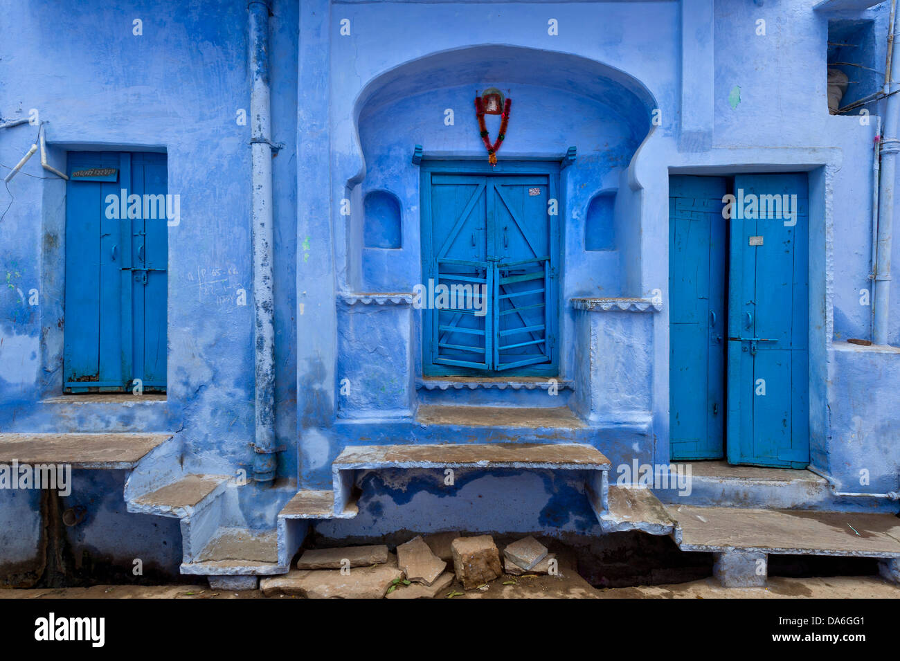 Peint bleu façade de maison, portes Banque D'Images