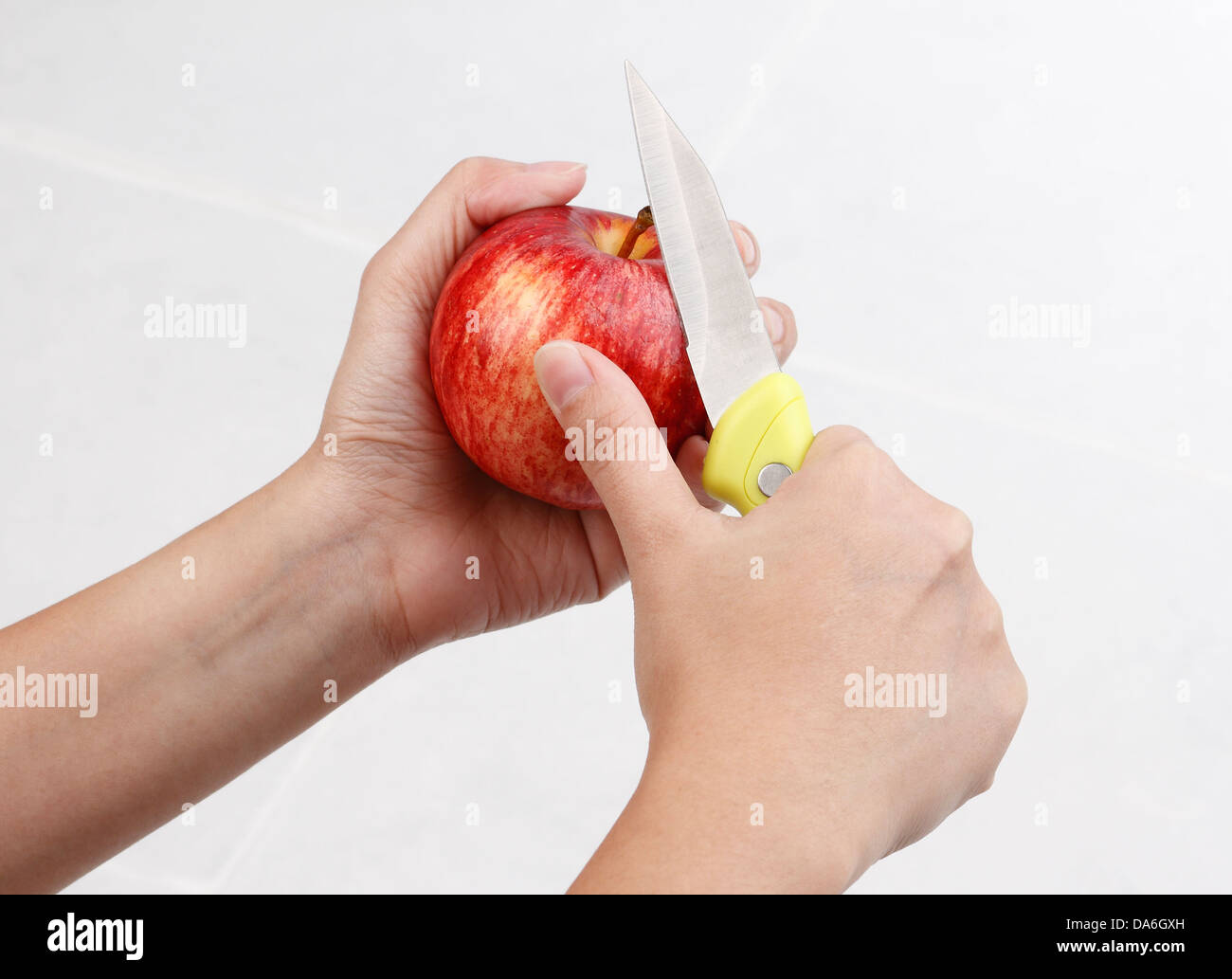 Une femme pèle au couteau apple Banque D'Images