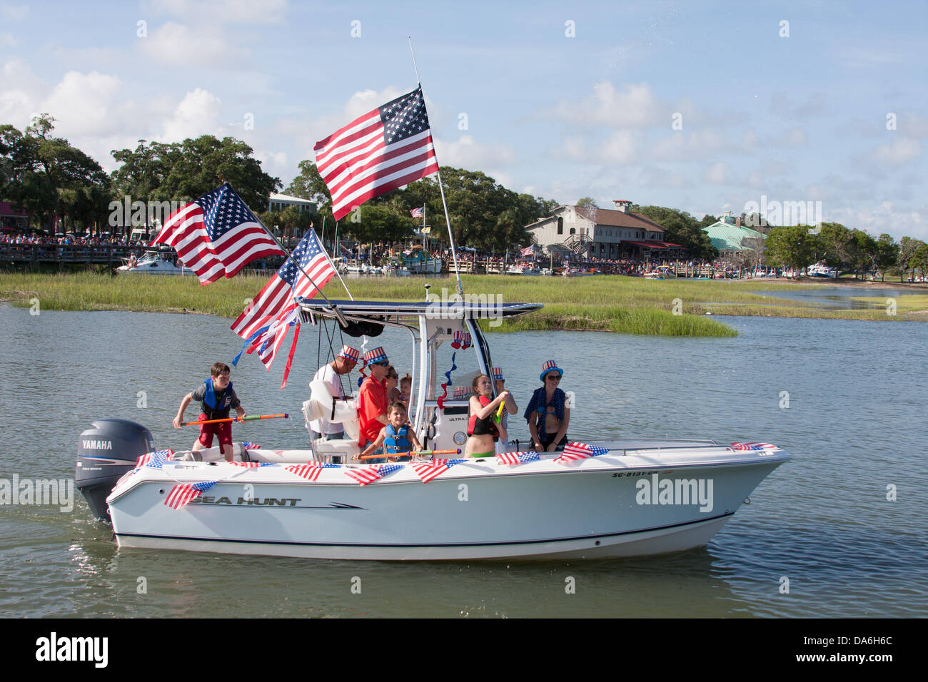 Murrells Inlet, en Caroline du Sud, USA. 4 juillet, 2013. Murrells Inlet en Caroline du Sud USA 30e 4 juillet Boat Parade est une tradition annuelle d'admission patriotique, le thème de cette année est Pride-Inlet Palmetto Tide Crédit : Robert Davis/Alamy Live News Banque D'Images