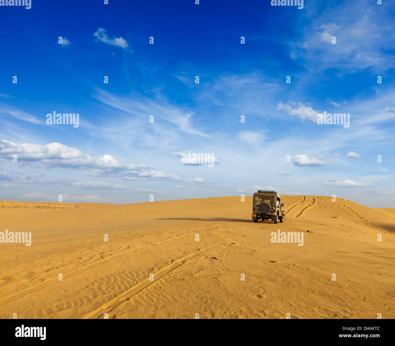 Desert Safari - awd voiture dans les dunes. Désert du Thar, Rajasthan, Inde Banque D'Images