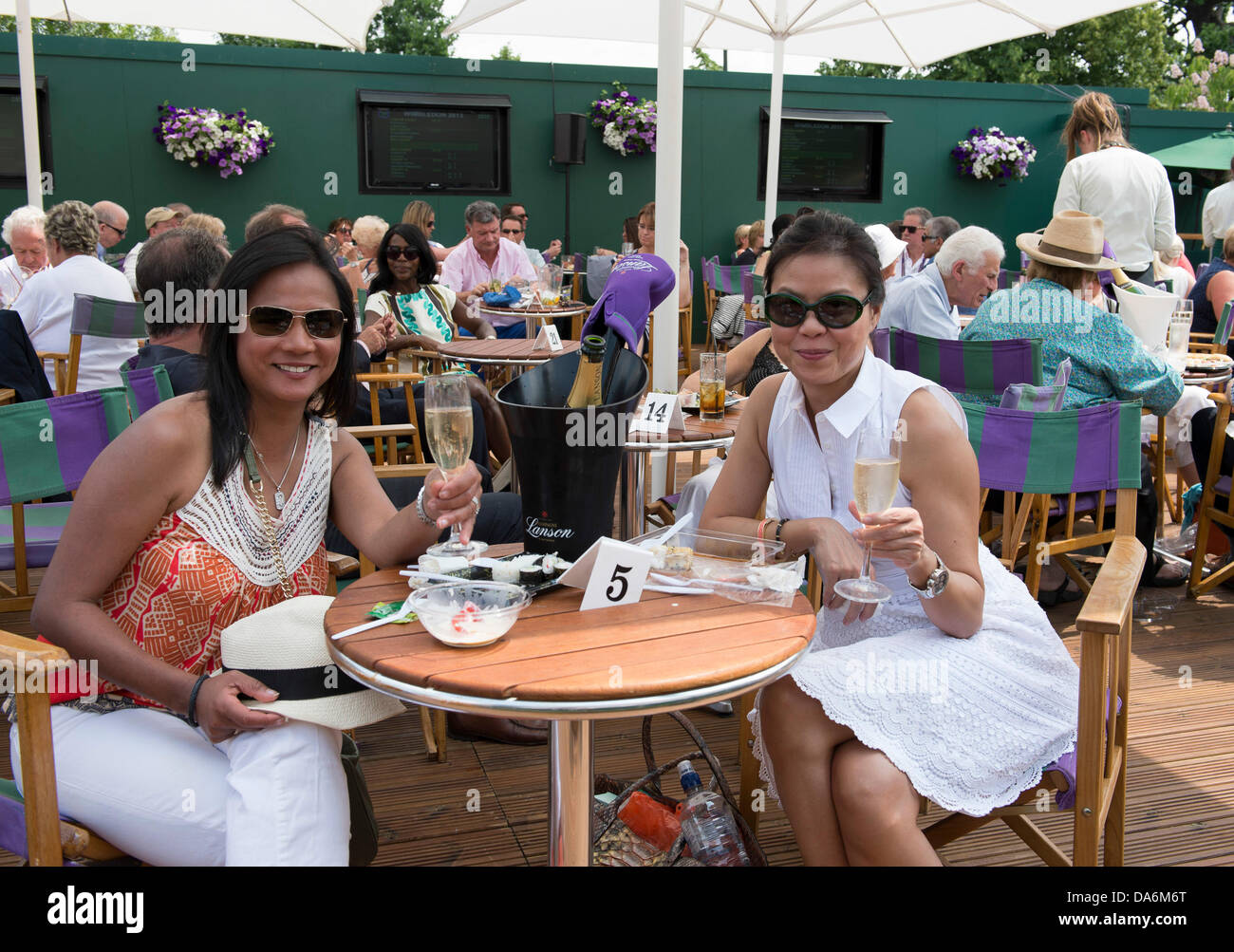 05.07.2013. Wimbledon, Londres, en Angleterre. Les Championnats de tennis de Wimbledon 2013 tenue à l'All England Lawn Tennis et croquet Club, Londres, Angleterre, Royaume-Uni. Fans profitant de champagne avant le début de la tennis. Banque D'Images