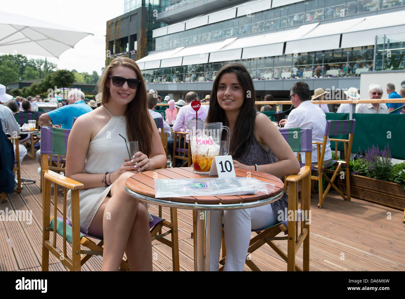 05.07.2013. Wimbledon, Londres, en Angleterre. Les Championnats de tennis de Wimbledon 2013 tenue à l'All England Lawn Tennis et croquet Club, Londres, Angleterre, Royaume-Uni. Fans profitant de champagne avant le début de la tennis. Banque D'Images