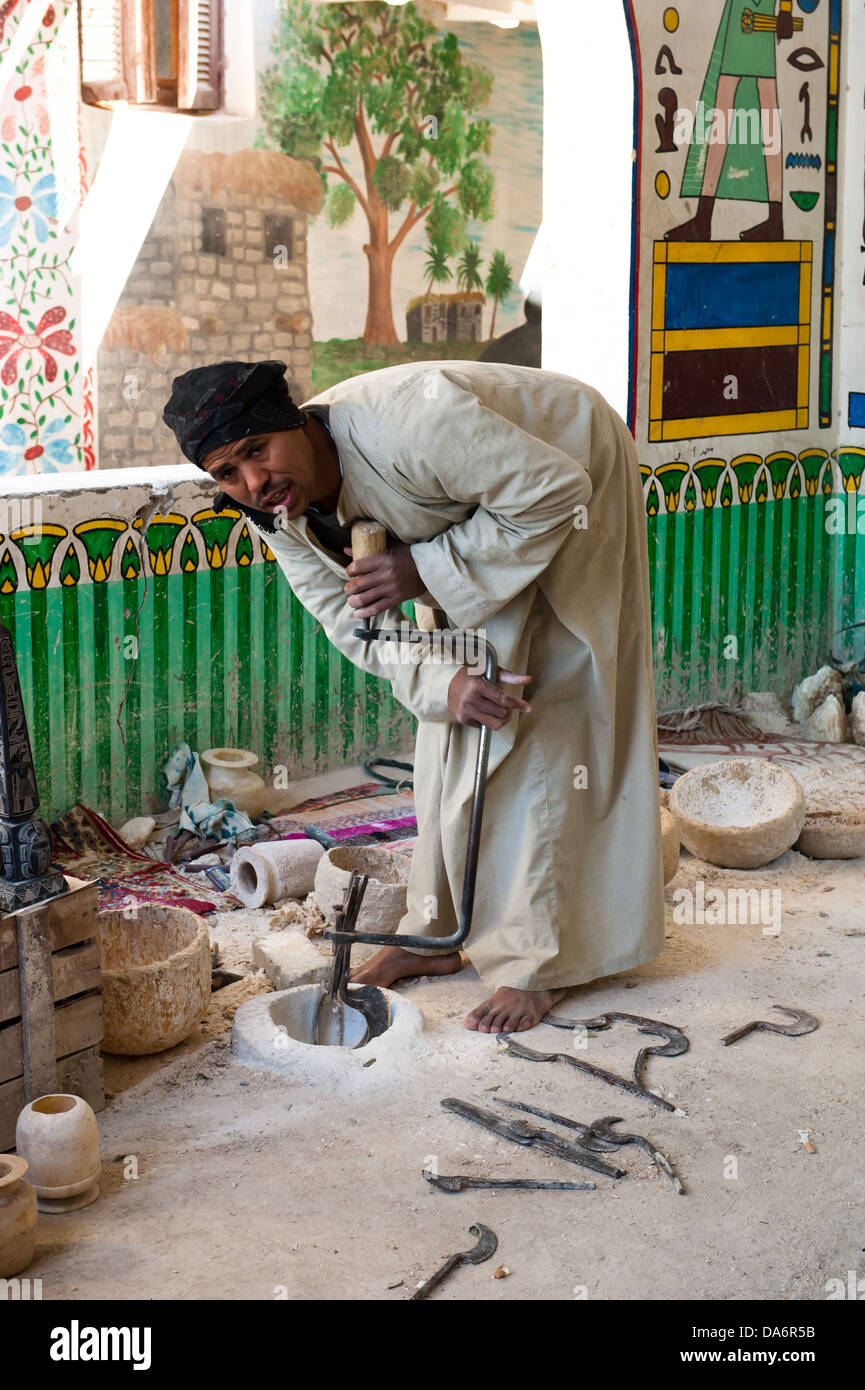 Man carving dans l'albâtre, Egypte Banque D'Images