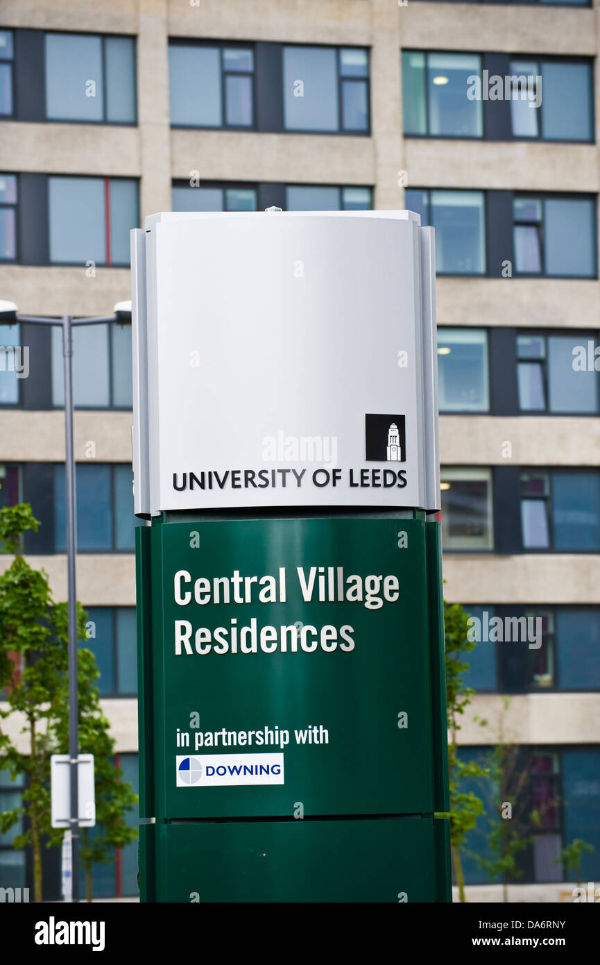 Résidences du village central signe pour logements étudiants sur le campus de l'Université de Leeds West Yorkshire Angleterre UK Banque D'Images