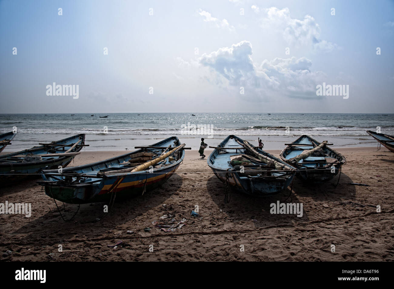 Bateaux sur la plage. Puri, Orissa, Inde Banque D'Images