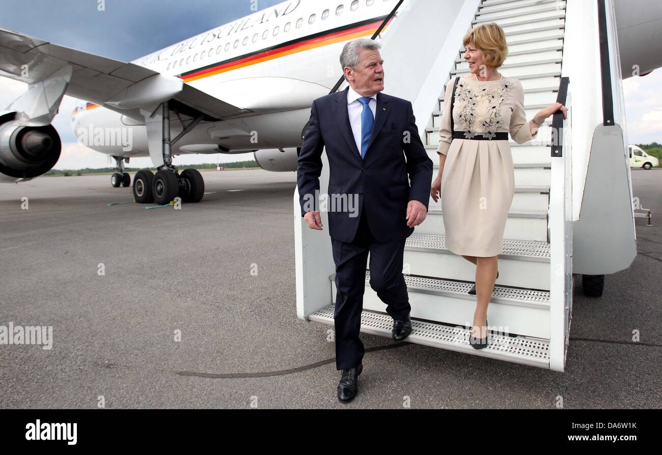 Savonlinna, Finlande. 05 juillet, 2013. Gouvernement fédéral Le Président Joachim Gauck et son partenaire Daniela Schadt quitter l'avion du gouvernement le retour escaliers parce que l'homme passerelle était cassé dans Savonlinna, Finlande, 05 juillet 2013. Gauck veut favoriser la coopération culturelle et à la poursuite du dialogue sur la politique de l'UE. Photo : WOLFGANG KUMM/dpa/Alamy Live News Banque D'Images