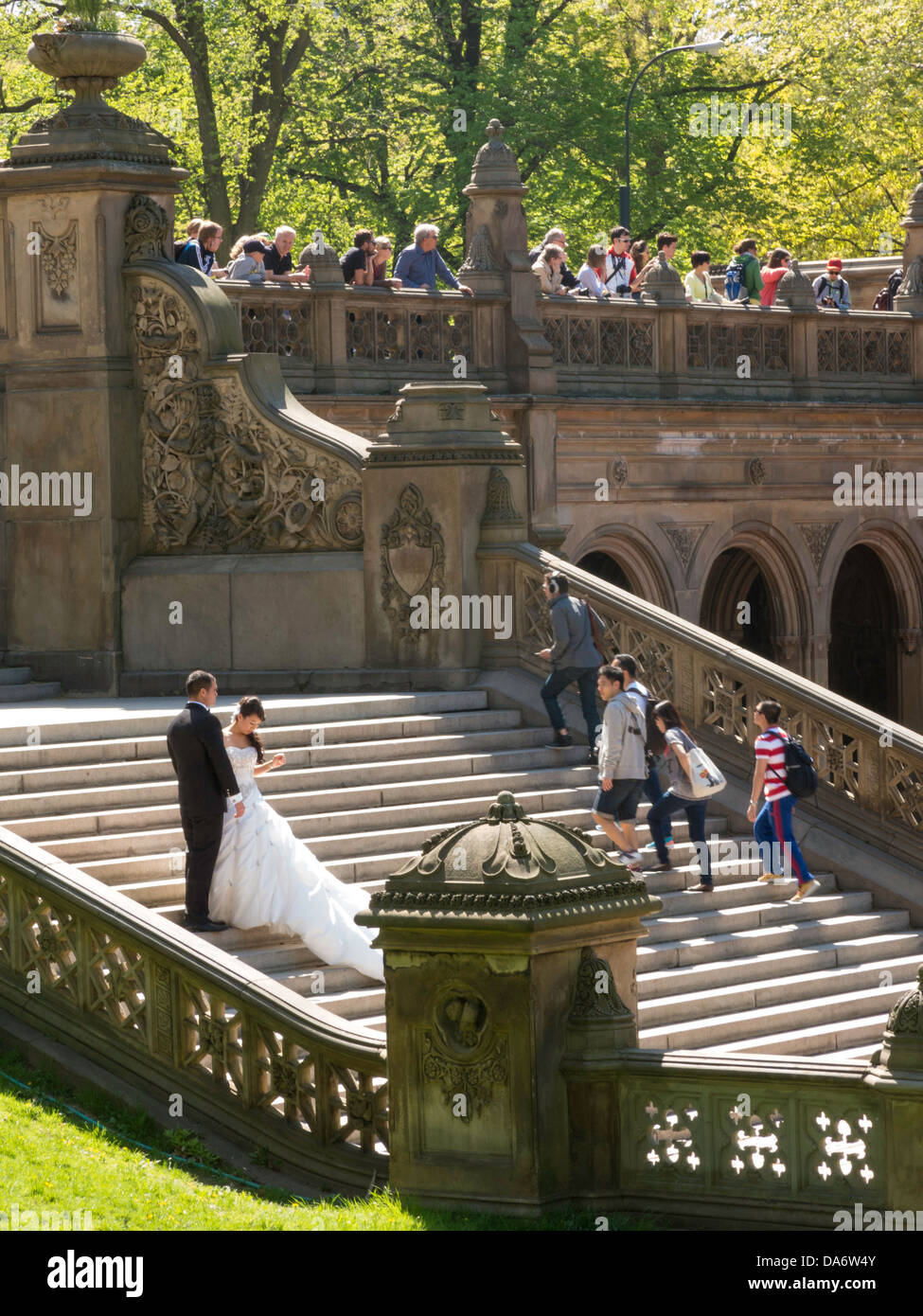 Photographe mariage Lieu de tournage avec Bride and Groom, Bethesda Terrace, Central Park, NYC Banque D'Images