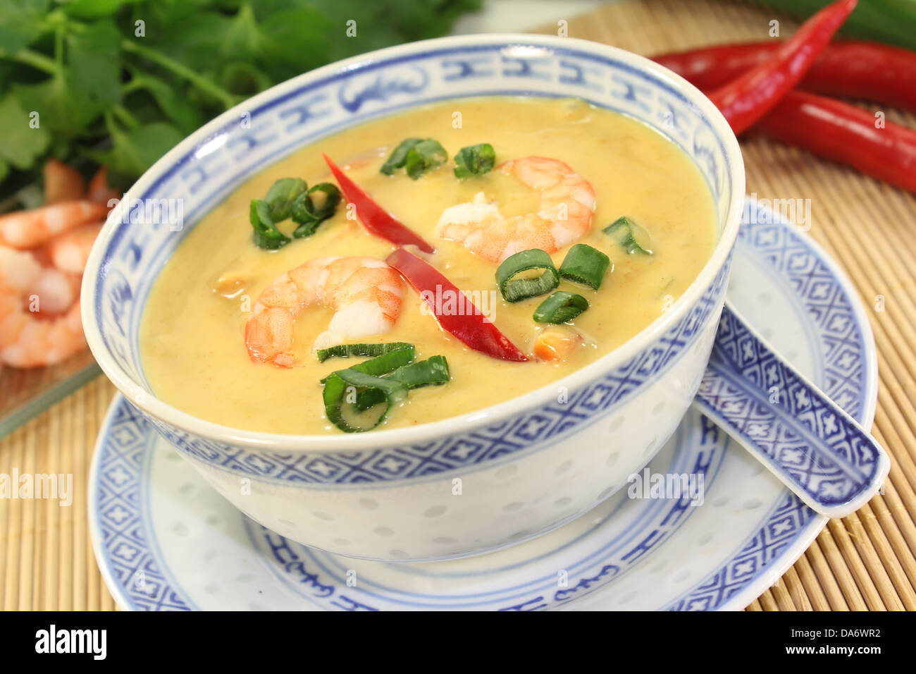 Soupe de curry de crevettes et légumes colorés Banque D'Images