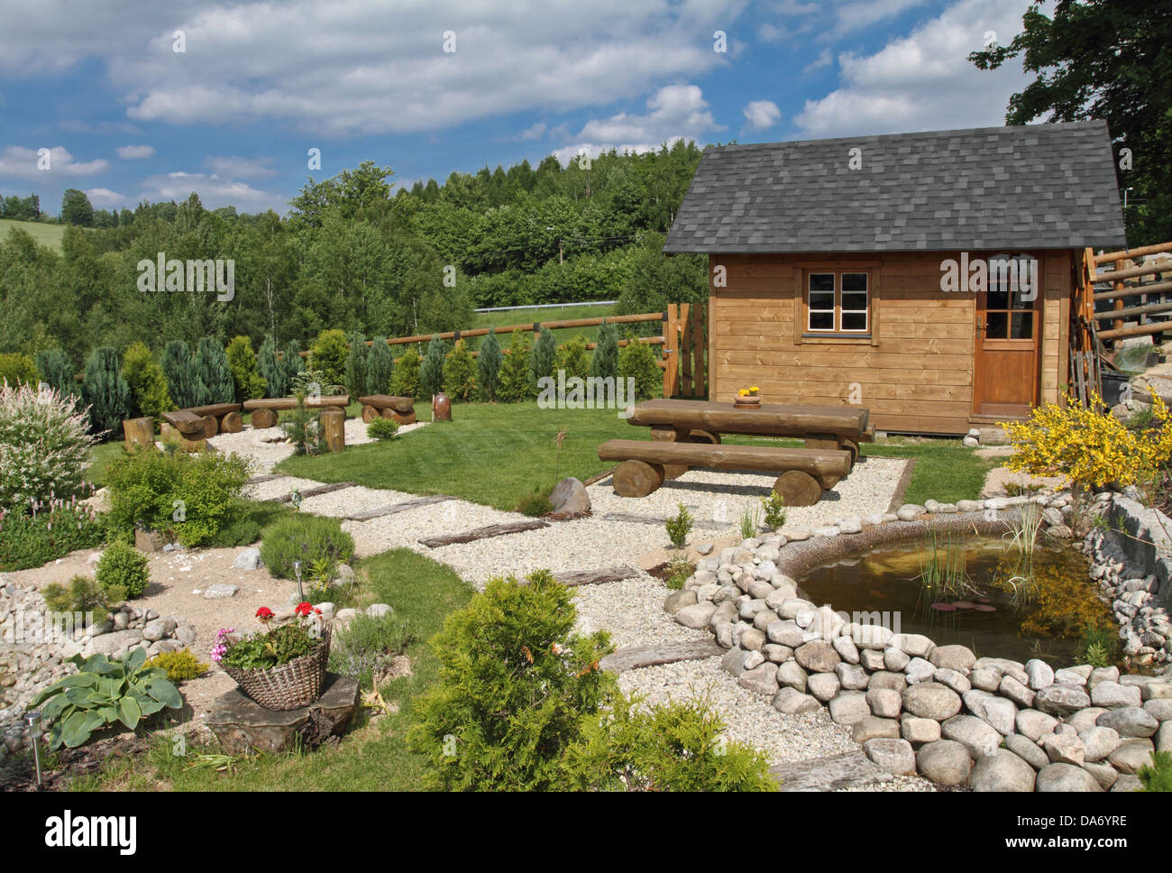 Jardin avec maison de jardin et étang Banque D'Images