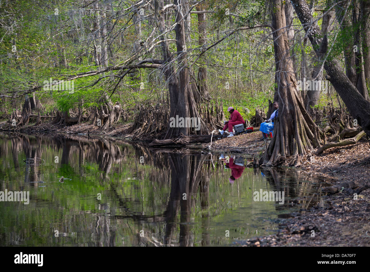 Deux femmes la pêche le long des rives de la Santa Fe River, dans le centre nord de la Floride. Banque D'Images