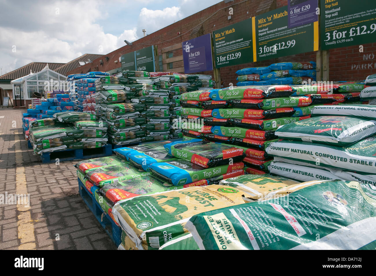 Le compost de sacs empilés sur des palettes à Weyvale Garden Centre de Woodbridge, Suffolk, UK. Banque D'Images