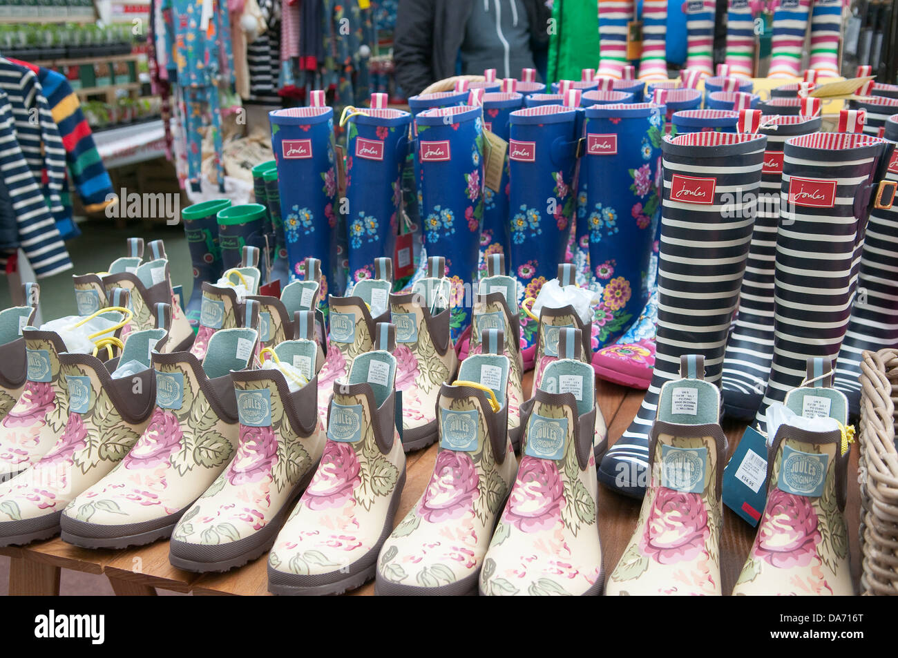 Bottes en vente à la jardinerie dans le Suffolk, UK. Banque D'Images