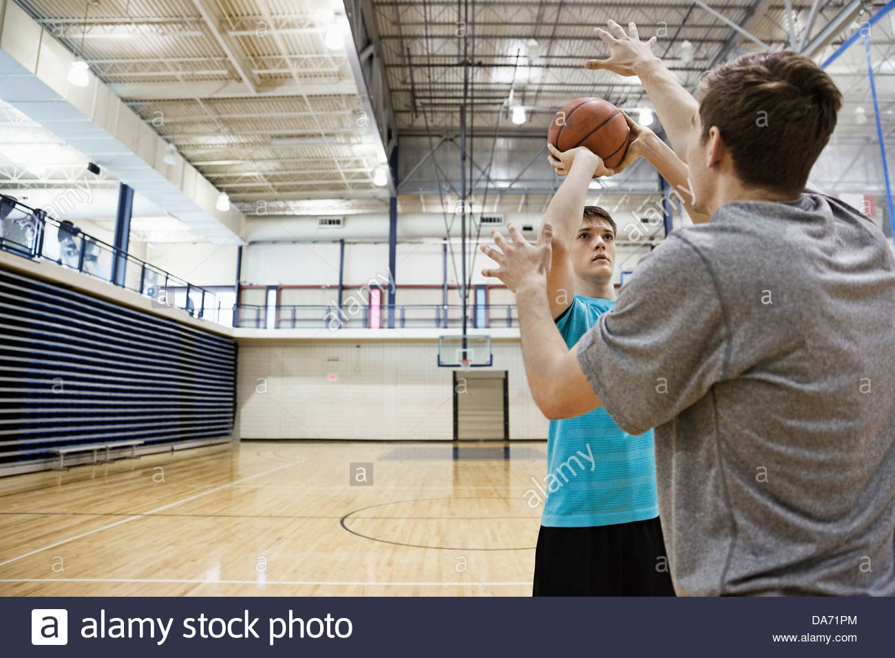 Les Hommes Jouant Au Basket Ball En Salle De Sport Banque D - 