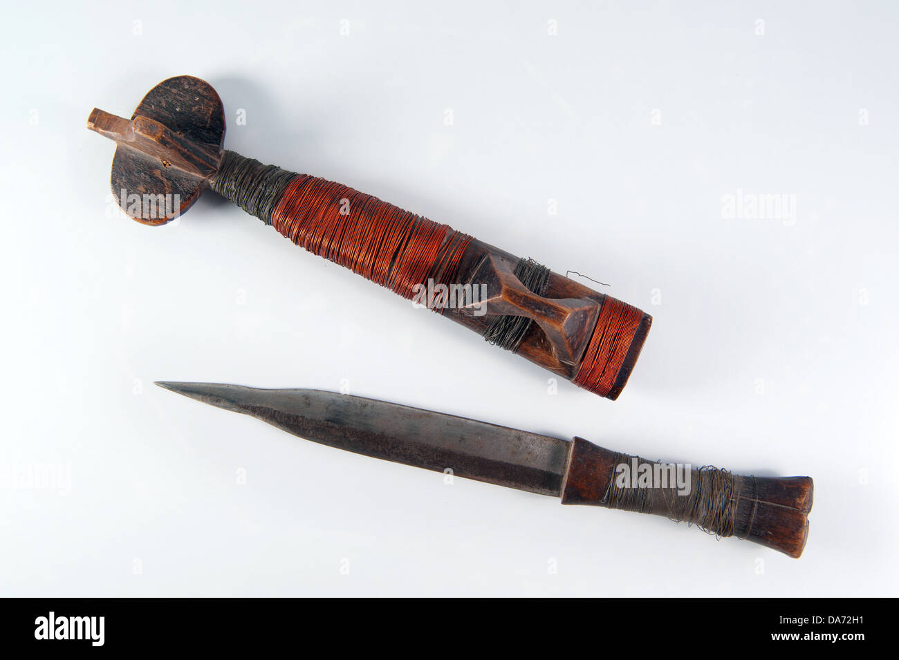 Mozambique ancienne traditionnel poignard avec une gaine isolée, Banque D'Images
