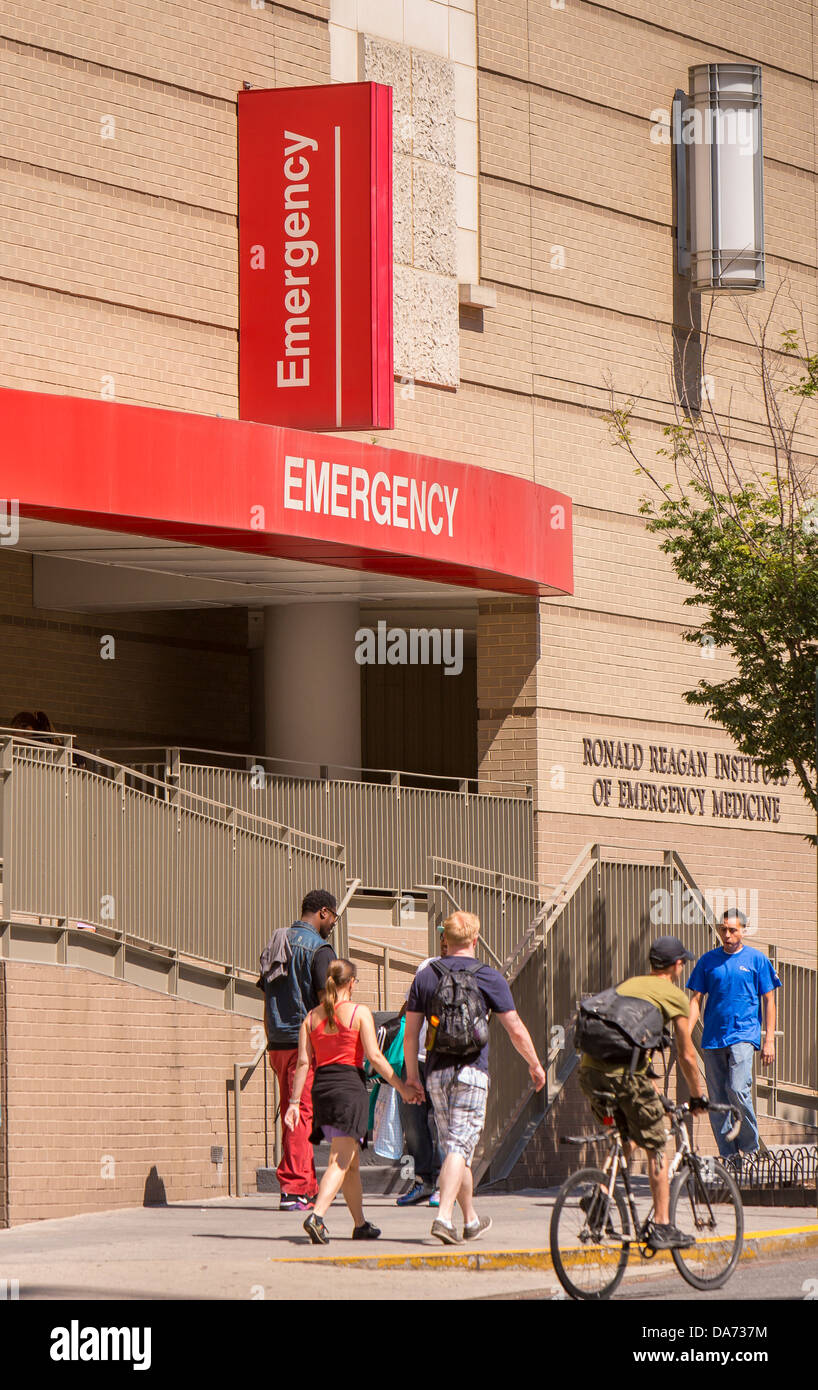 WASHINGTON, DC, USA - l'urgence de l'hôpital de l'Université George Washington l'entrée de la pièce et signe. Banque D'Images