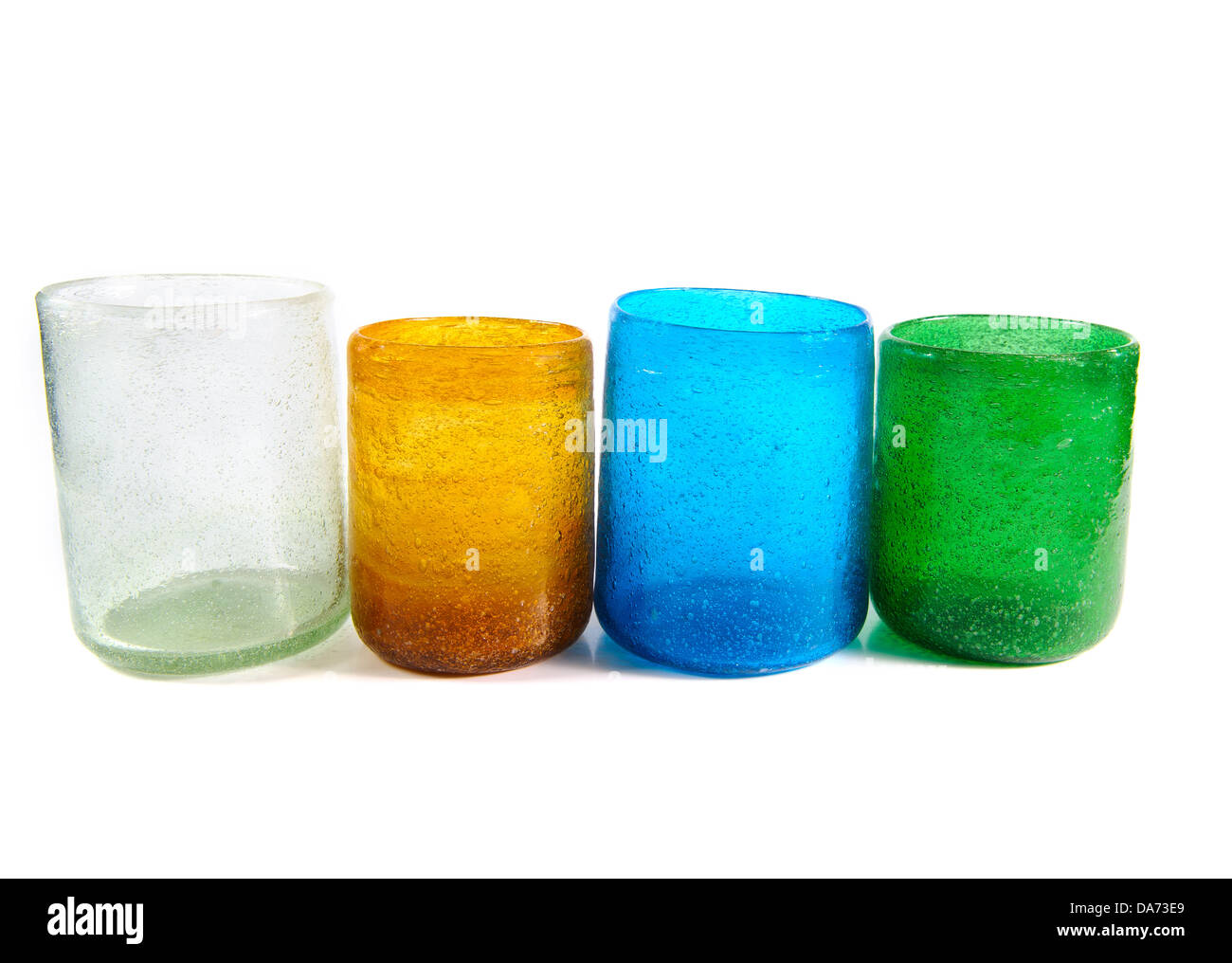 Groupe de tasses en verre de couleur sur fond blanc Banque D'Images
