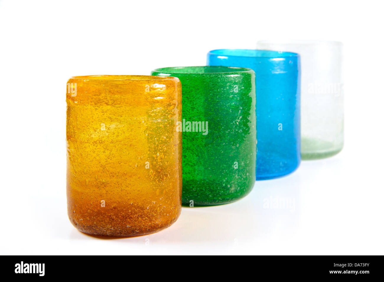 Groupe de tasses en verre de couleur sur fond blanc Banque D'Images