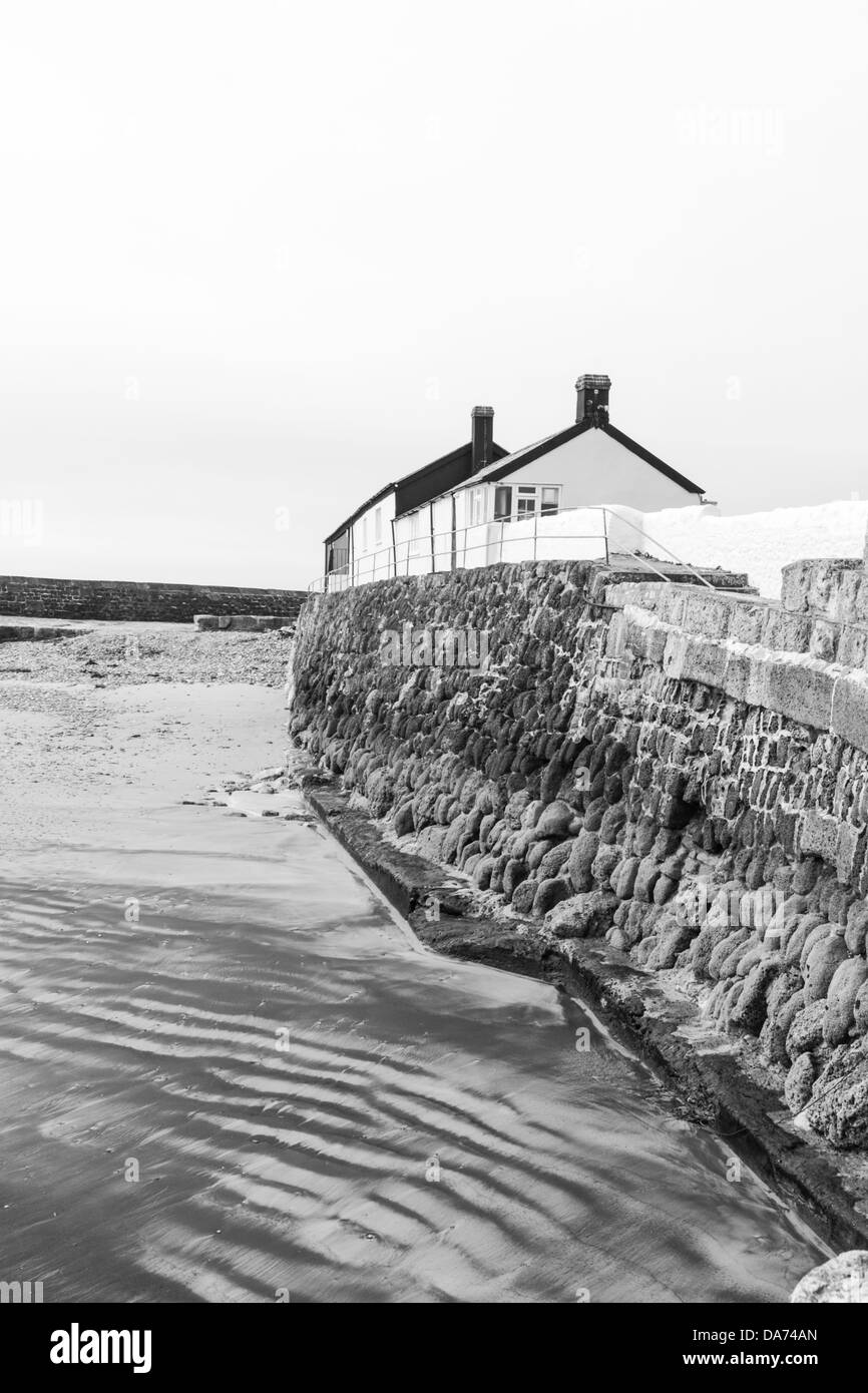 En regardant vers le mur du port de Cobb en monochrome, Lyme Regis, West Dorset, Angleterre, RU Banque D'Images