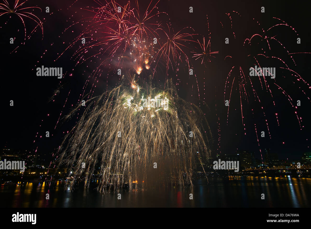 Le jour de l'indépendance du 4 juillet 2013 Feu d'artifice à Portland Oregon Downtown Waterfront le long de la rivière Willamette Banque D'Images