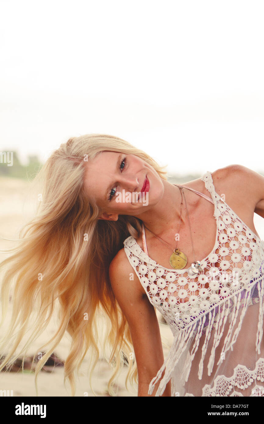 Femme blonde sortir de la plage. Banque D'Images