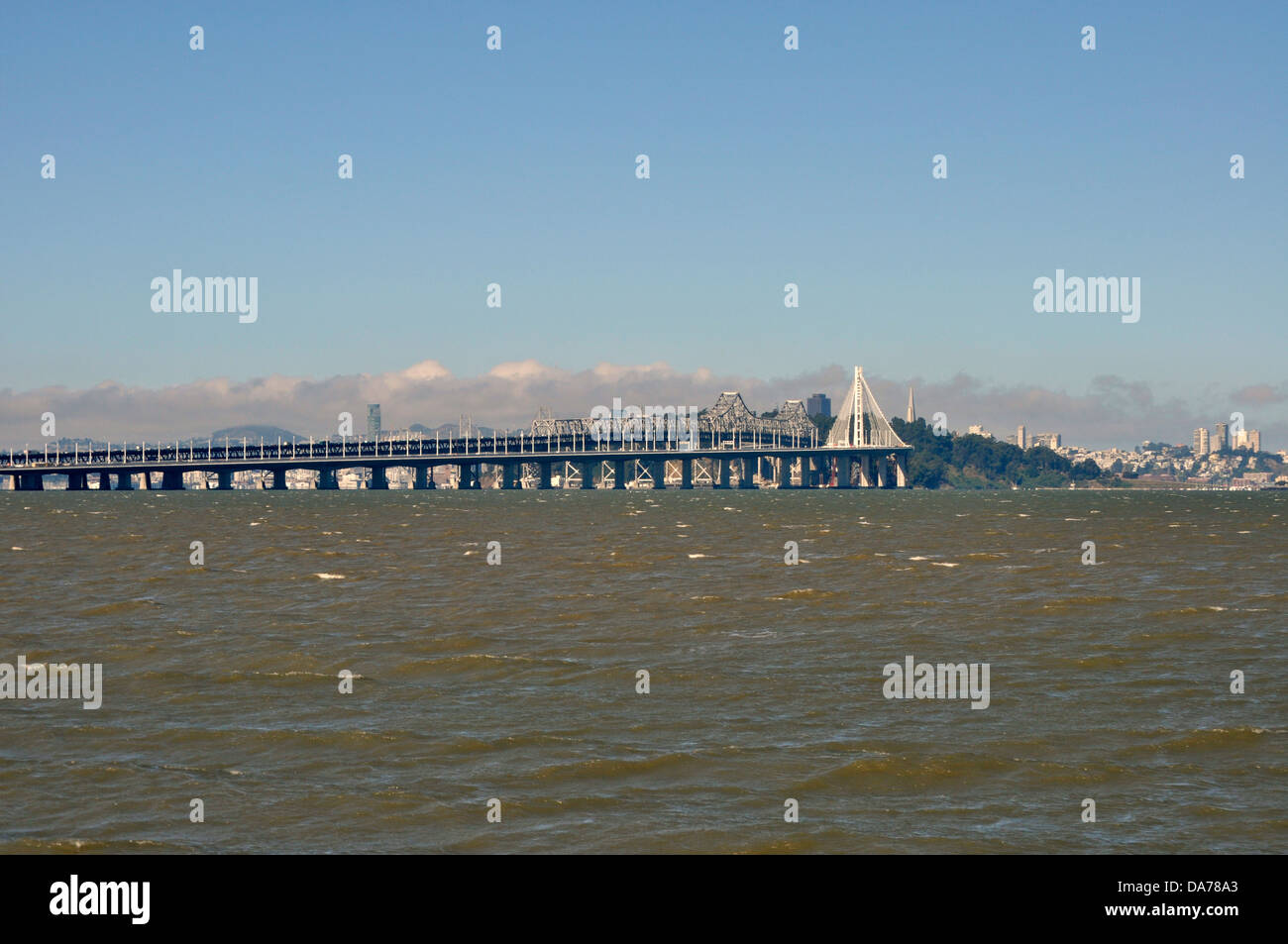 S'étend sur l'est de San Francisco Oakland Bay Bridge, California, USA Banque D'Images