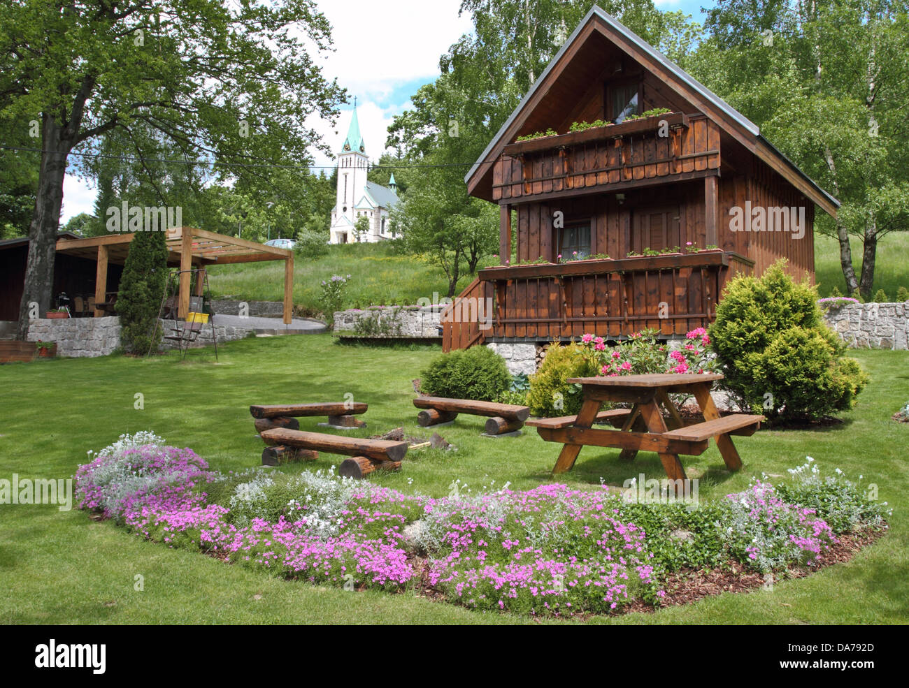 Chalet en bois dans le jardin d'été Banque D'Images