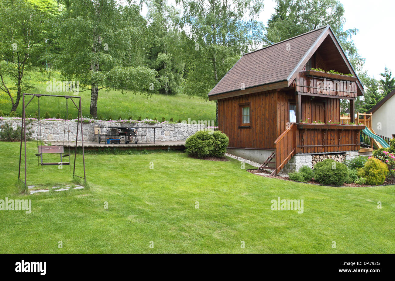 Chalet en bois dans le jardin d'été Banque D'Images