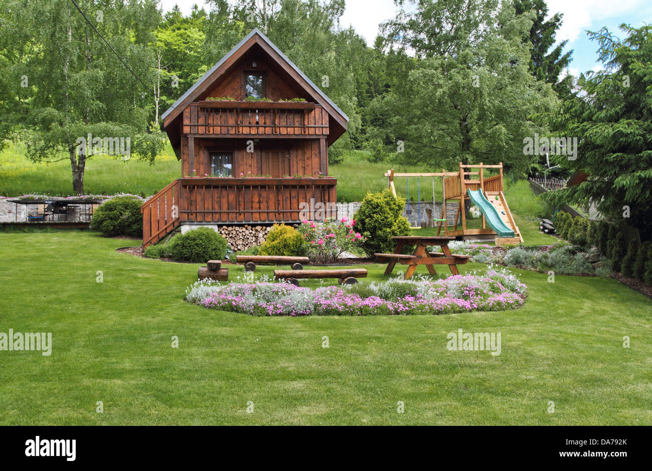 Chalet en bois dans le jardin Banque D'Images