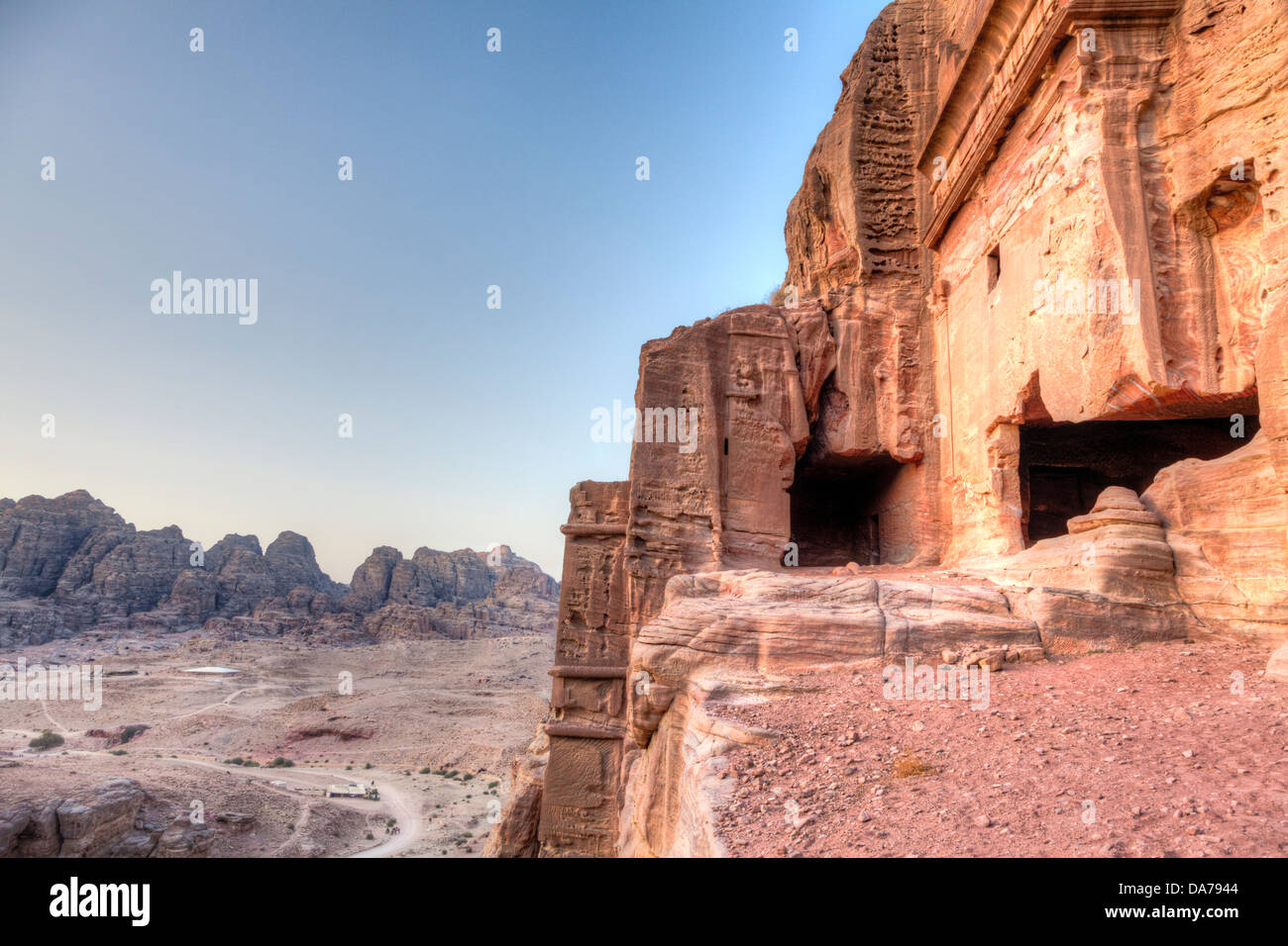 Anciennes tombes taillées dans la roche à Petra, Jordanie Banque D'Images