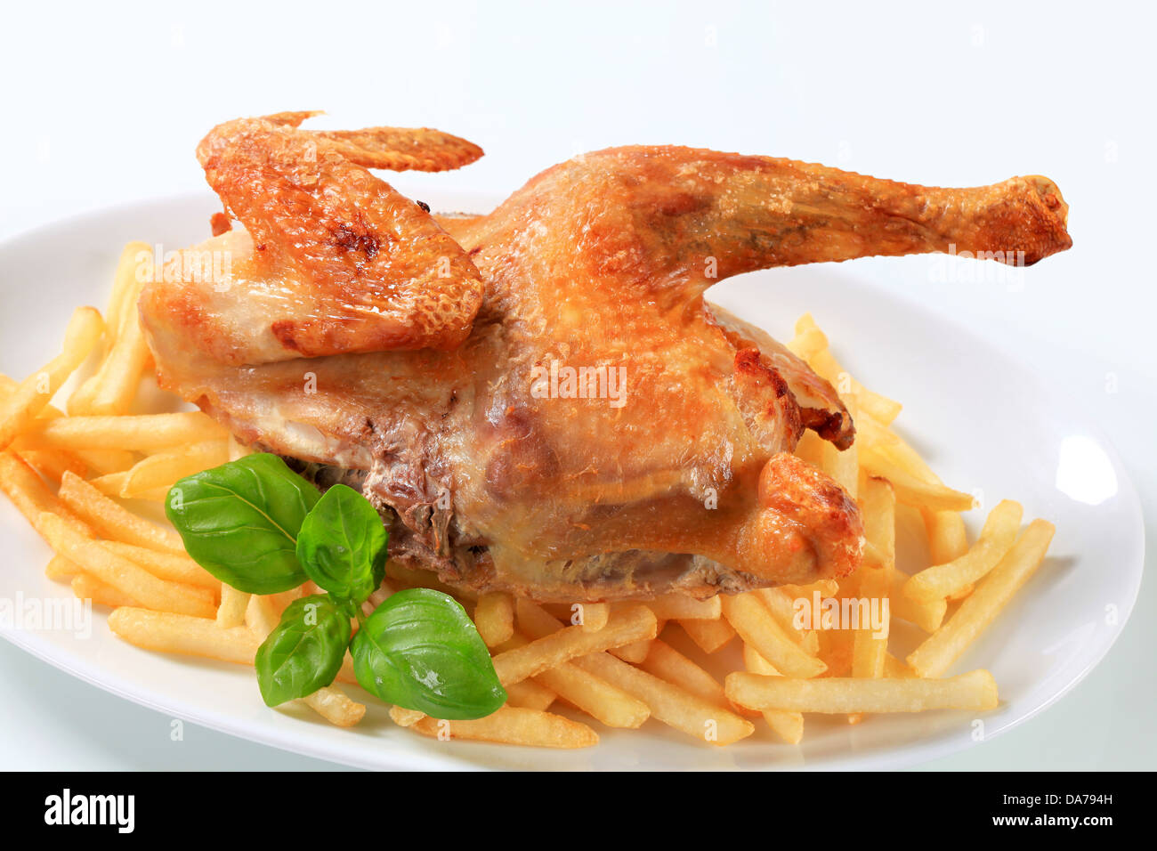 La Peau Croustillante Poulet Roti Avec Frites Photo Stock Alamy
