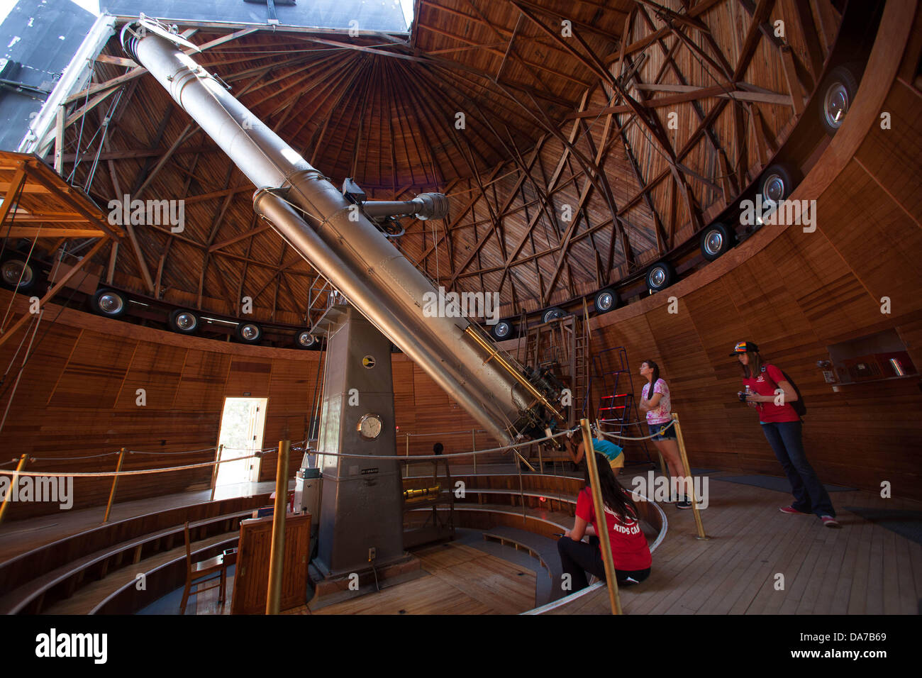 13 juin 2013 - Flagstaff, Arizona, États-Unis - l'Observatoire Lowell et télescope, célèbre pour la découverte de Pluton et aider la carte la lune avant l'atterrissage d'Apollo. Flagstaff est situé à proximité de Mont Elden, juste au sud de la San Francisco Peaks, près de la limite sud-ouest du Plateau du Colorado. Flagstaff dispose d'un secteur touristique fort, en raison de sa proximité avec le Parc National du Grand Canyon, Oak Creek Canyon, l'Arizona Snowbowl, Meteor Crater, et l'historique Route 66. Flagstaff a acquis une réputation comme un aimant pour les amateurs de plein air, et la diversité de son relief, l'altitude élevée, Banque D'Images