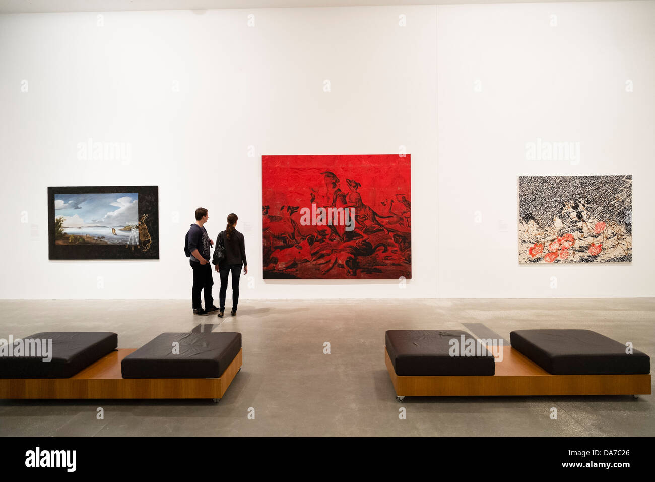 Les visiteurs à la recherche de peintures à la galerie d'Art Moderne ou de GoMA le Southbank Brisbane Queensland Australie n Banque D'Images