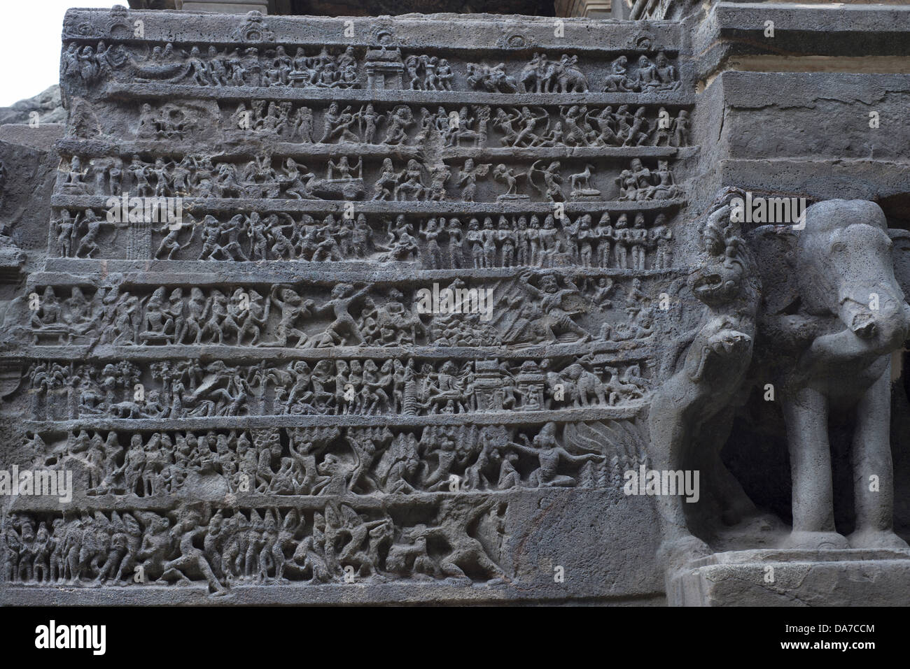 Cave n° 16 : scène de guerre les épopées du Ramayana sur le côté sud de rock-cut cave temple. Ellora Kailasa,. Maharashtra Banque D'Images