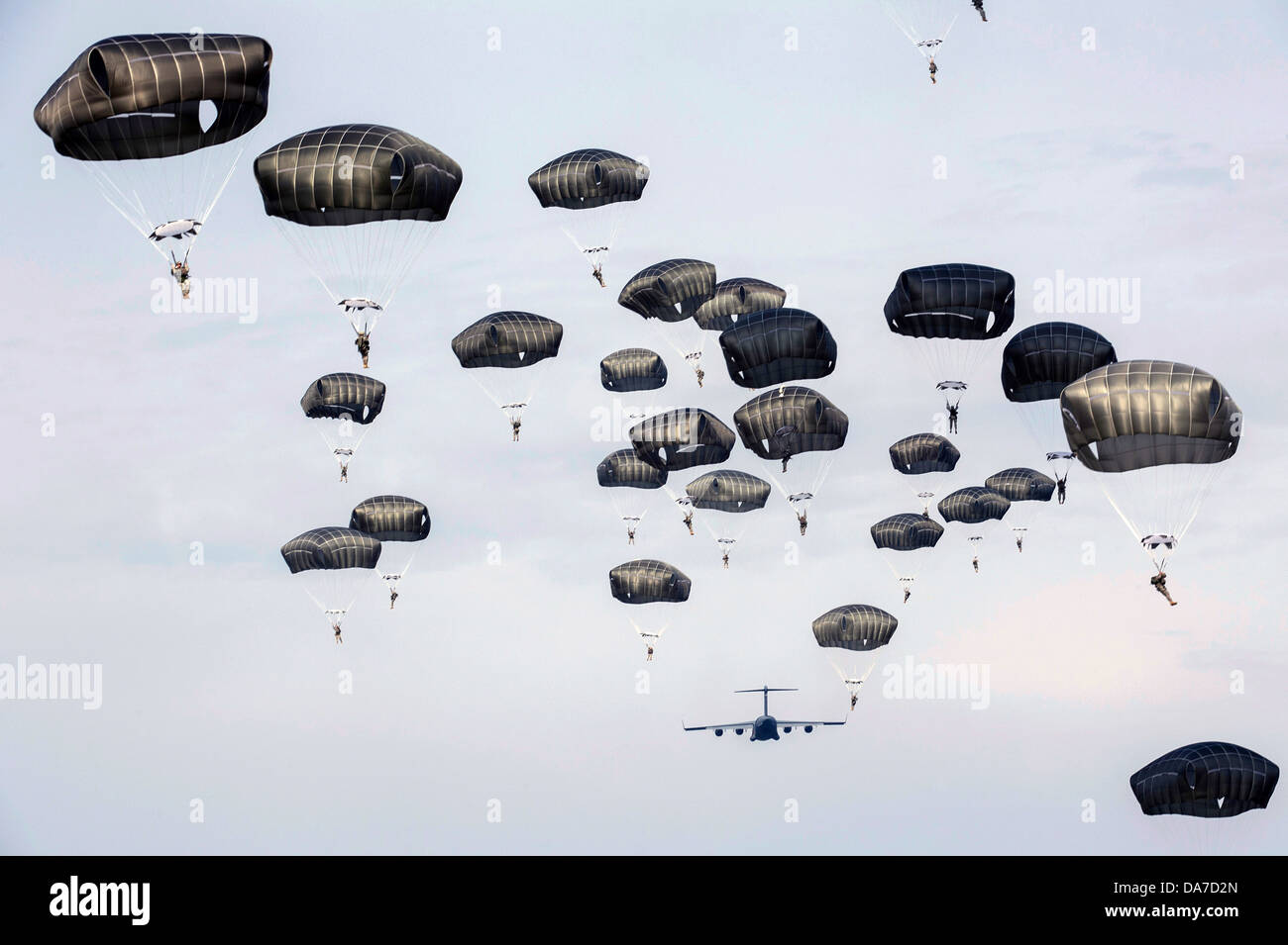 Les parachutistes de l'armée américaine avec la 82e Division aéroportée de l'Armée de l'air en parachute à partir d'un C-17 Globemaster III, 26 juin 2013 à Camp Mackall en Caroline du Nord. Banque D'Images