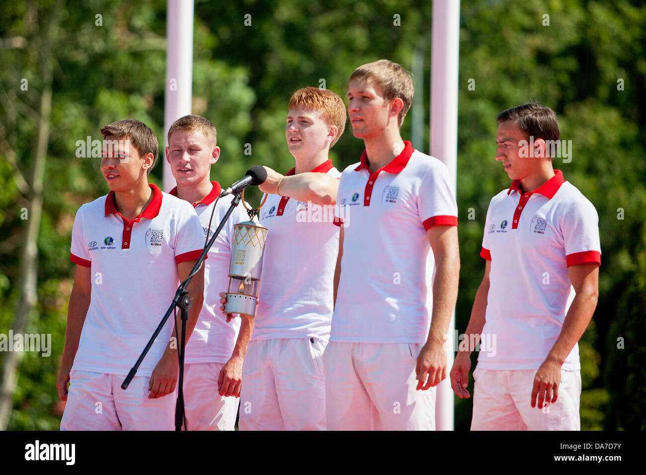 Kazan, Russie, le 6 juillet 2013. L'étape finale de la flamme de l'Universiade. Torch sont le président de la FISU Claude-Louis Gallien, maire de Kazan Ilsur Metshin Shlykoff Crédit : Andrew/Alamy Live News Banque D'Images