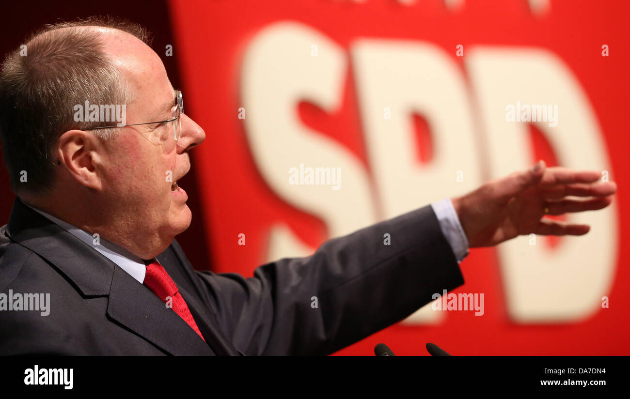 Bochum, Allemagne. Le 06 juillet, 2013. Candidat chancelier SPD Peer Steinbrueck parle aux membres au cours de l'avenir du SPD couvent à Bochum, Allemagne, 06 juillet 2013. Logo Le SPD se reflète dans ses lunettes. Photo : ROLAND WEIHRAUCH/dpa/Alamy Live News Banque D'Images