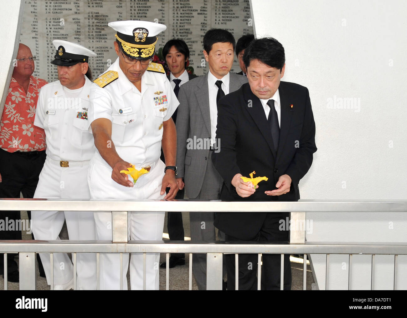 Le ministre japonais de la Défense Itsunori Onodera et adm. Cecil Haney, commandant de la Flotte du Pacifique, nous jeter des fleurs dans le puits à bord du USS Arizona Memorial à honorer ceux qui ont perdu la vie au cours de l'attaque de Pearl Harbor le 2 juillet 2013 à Pearl Harbor, Hawaii. Banque D'Images