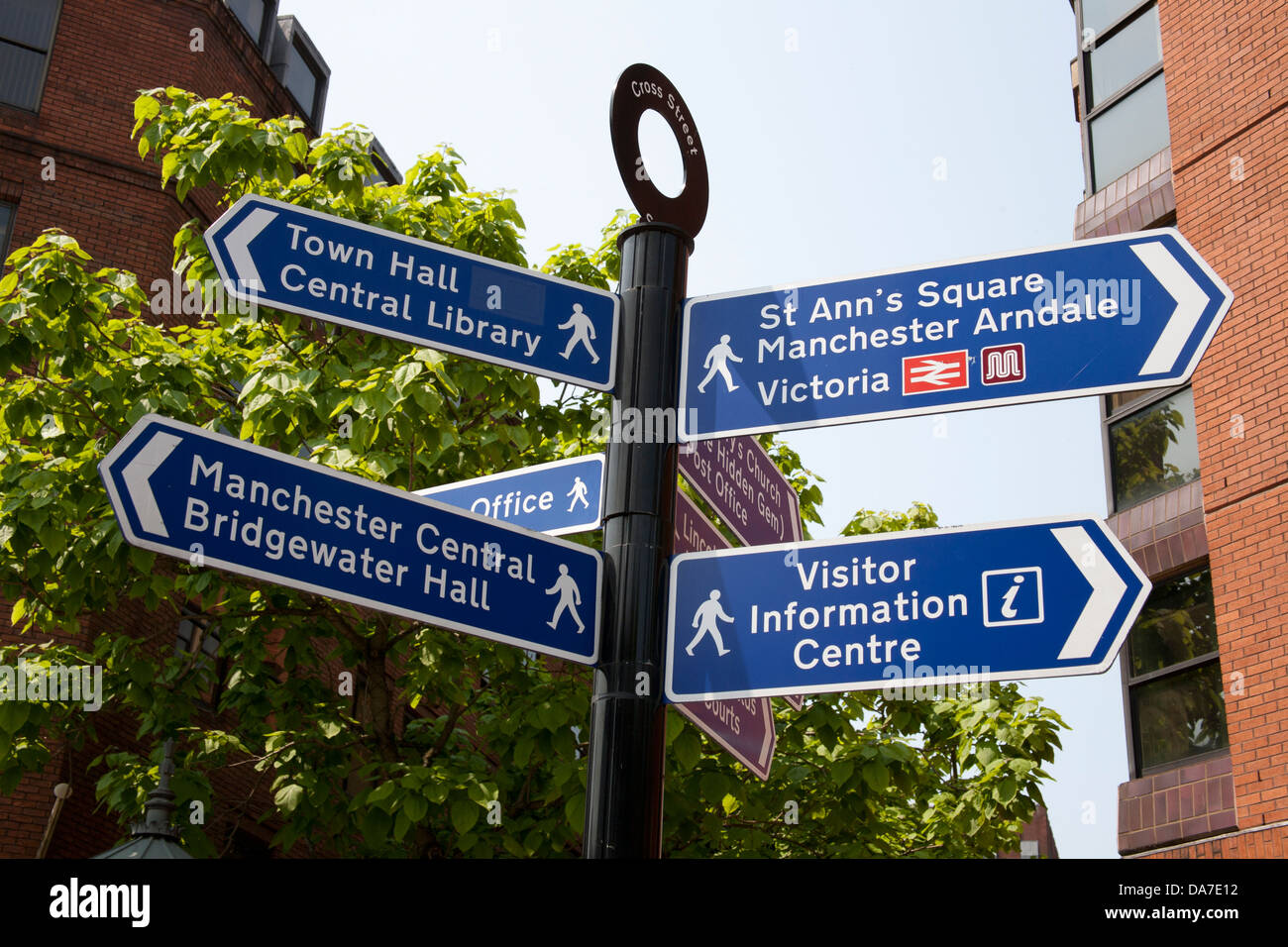 Les jardins de Piccadilly   l'Hôtel de ville de Manchester College informations touristiques sur fingerpost signer dans la ville de Manchester, Royaume-Uni Banque D'Images