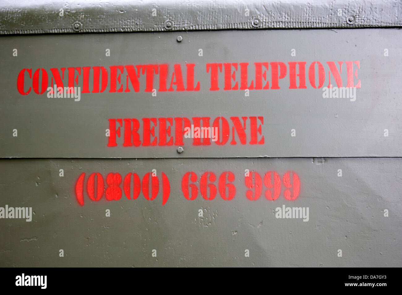 Numéro de téléphone confidentiels peint sur le côté d'un udr landrover irlande du nord uk Banque D'Images