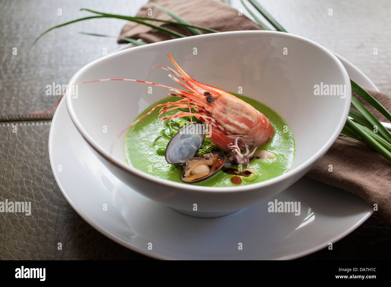 Plat de fruits de mer crevettes dans un bol de soupe de crevettes Banque D'Images Plat de fruits de mer crevettes dans un bol de soupe de crevettes Banque D'Images