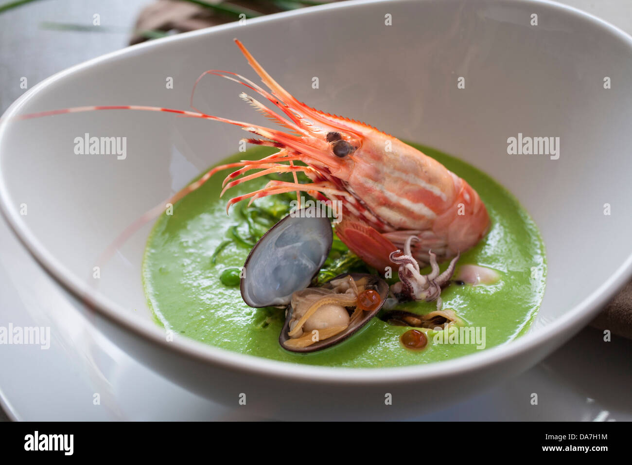 Plat de fruits de mer crevettes dans un bol de soupe de crevettes Banque D'Images