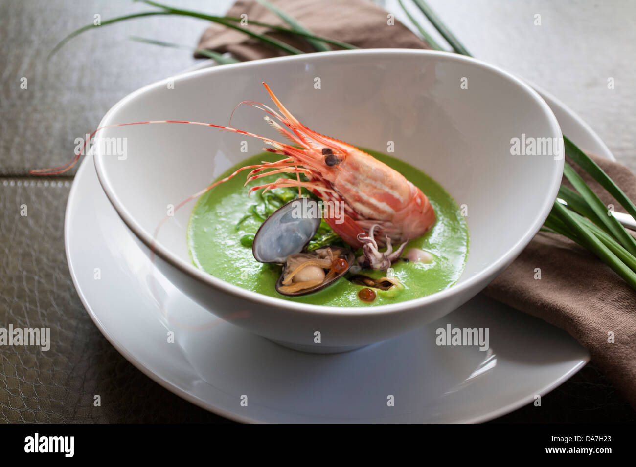 Plat de fruits de mer crevettes dans un bol de soupe de crevettes Banque D'Images Plat de fruits de mer crevettes dans un bol de soupe de crevettes Banque D'Images