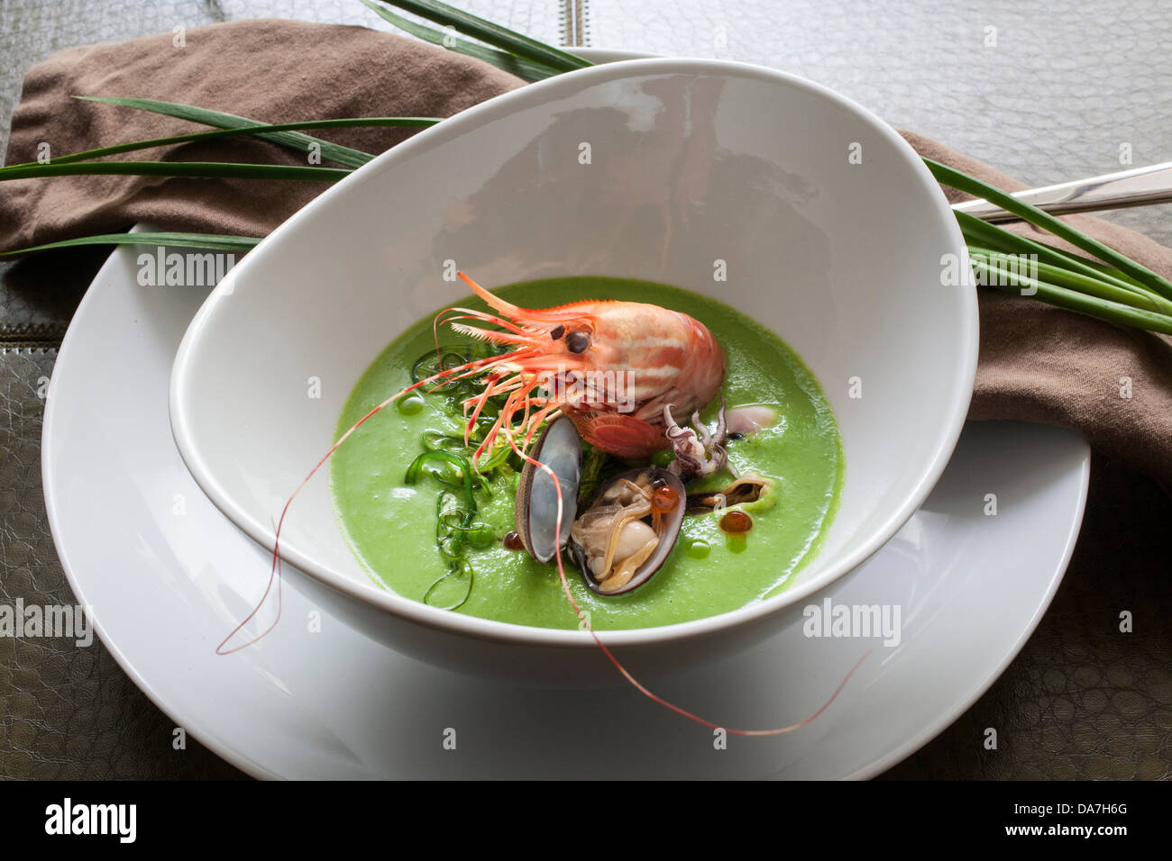 Plat de fruits de mer crevettes dans un bol de soupe de crevettes Banque D'Images