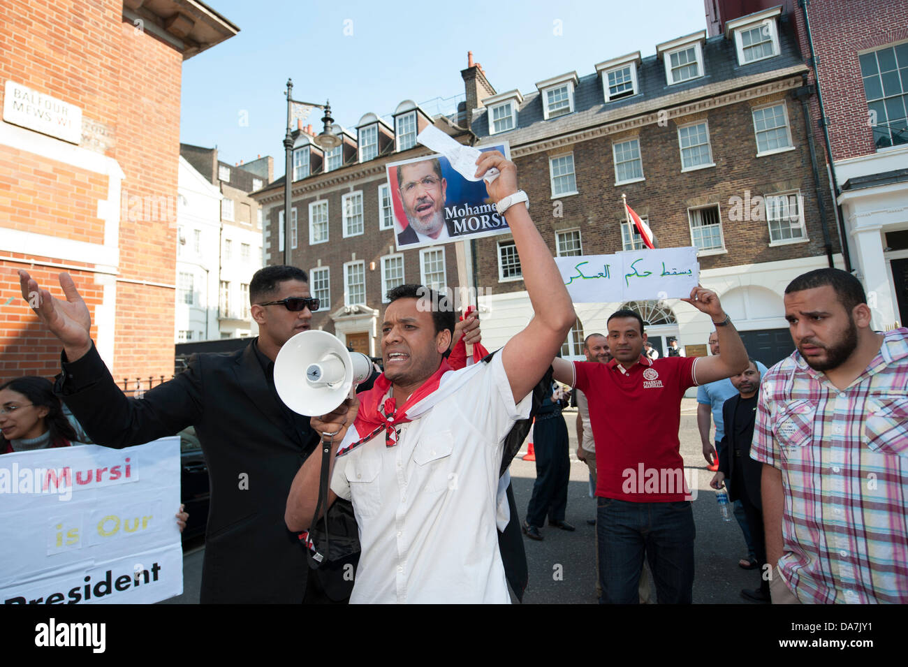 Londres, Royaume-Uni. 6 juillet 2013. L'ambassade égyptienne, Londres. Un petit groupe de partisans Président Morsi se rassemblent pour mettre fin à la démocratie en Égypte et revenir à la charia. Crédit : La Farandole Stock Photo/Alamy Live News Banque D'Images